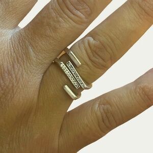 The Jagged Edge Ring adjustable in 925 silver and cubic zirconia